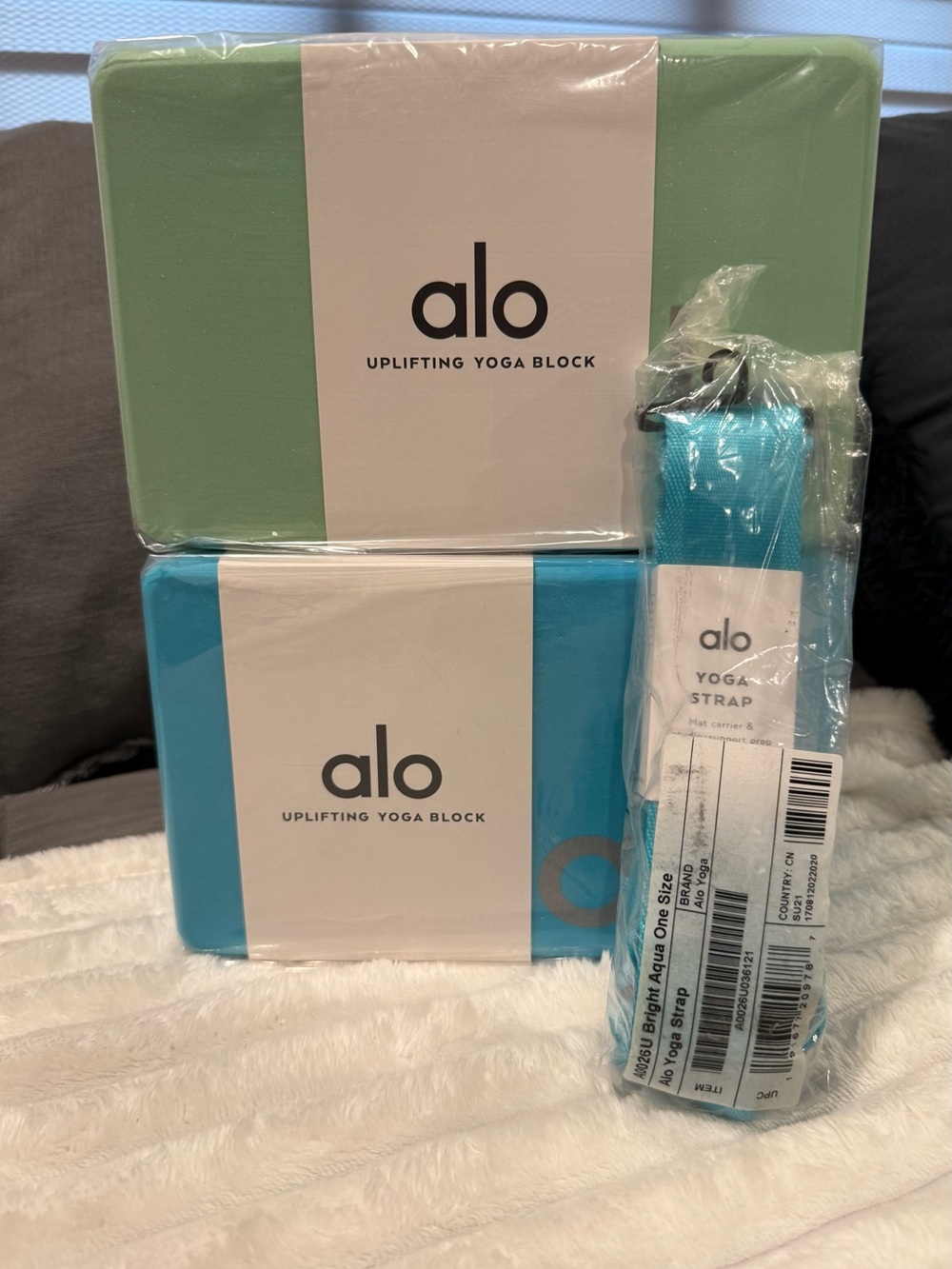 ALO Yoga Men’s Aqua Strap with Blue and Mint Yoga Blocks